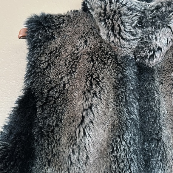 Women’s Kristen Blake faux chinchilla fur reversible vest; size large - Picture 9 of 9